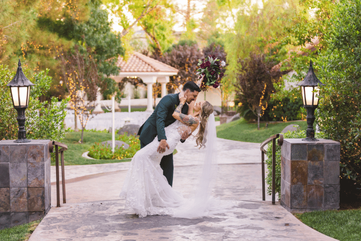a bride and groom performing a wedding pose at a Las Vegas garden wedding venue